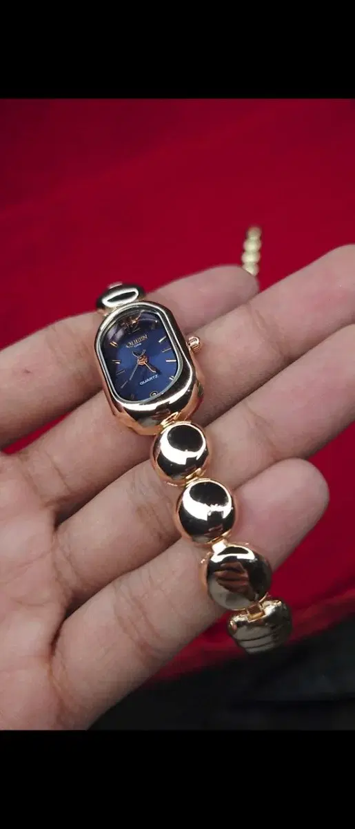 Elegant and Luxurious Ladies Watch - Thumbnail 3