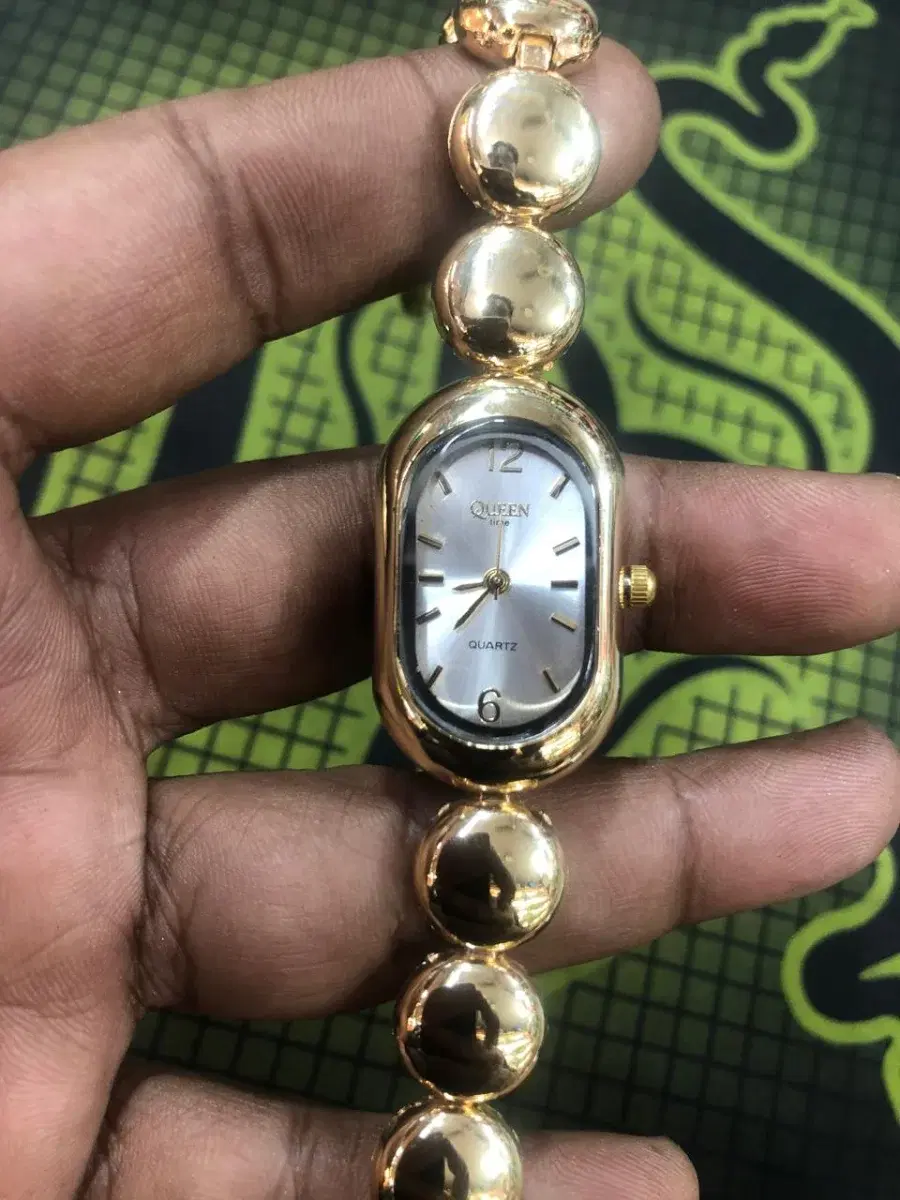 Elegant and Luxurious Ladies Watch - Image 1
